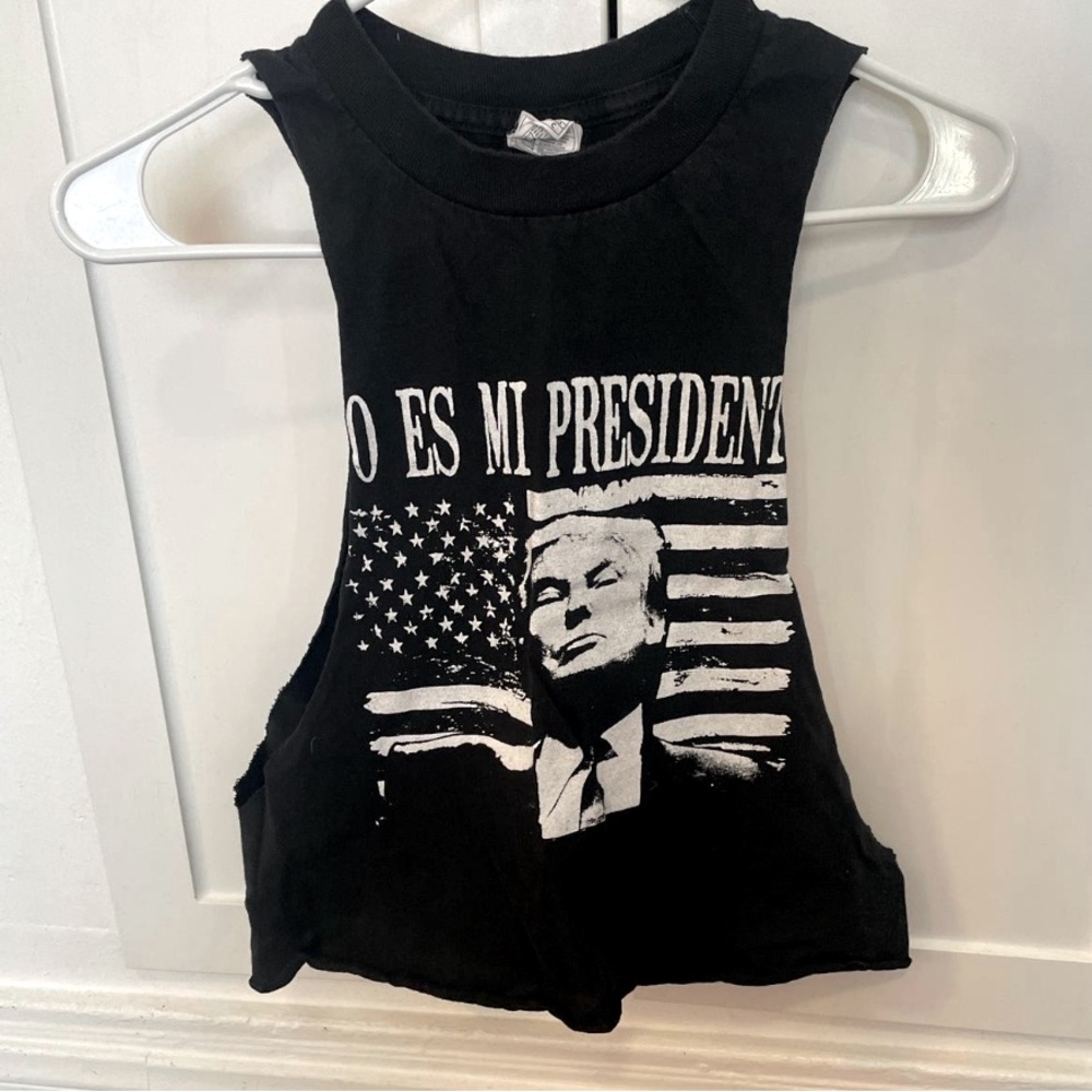 Small black No es mi presidente muscle tank